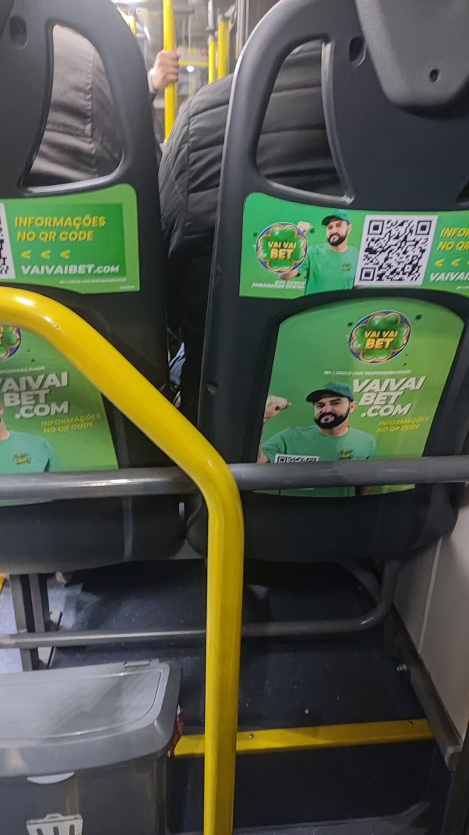 ForlanidaMatta's tweet image. Eu não sou nenhum especialista, mas desde quando é permitido esse tipo de divulgação nos ônibus de São Paulo?