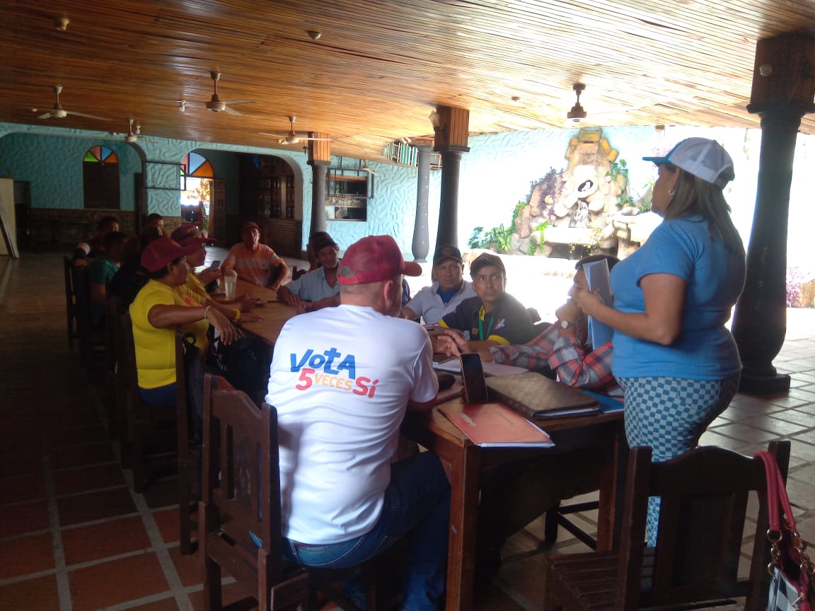 Desde la tierra del Comandante Chávez seguimos haciendo el trabajo.
#SiPodemos
<a href="/NicolasMaduro/">Nicolás Maduro</a> 
<a href="/dcabellor/">Diosdado Cabello R</a> 
<a href="/delcyrodriguezv/">Delcy Rodríguez</a> 
<a href="/jorgerpsuv/">Jorge Rodríguez</a>