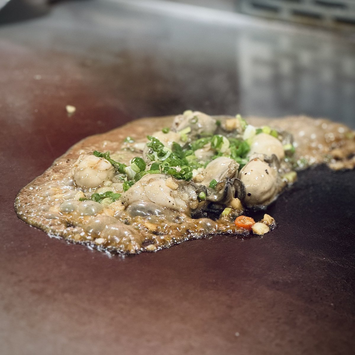 老師傅沒有包手，走的是低調內斂的技術流派，與他閒聊後才得知，他在開業前曾是漢來飯店跟大億麗緻的鐵板燒主廚；這家小店沒有華麗的裝潢，用餐預算比連鎖的大浦稍高一些，但是食材的檔次更好，調味的細節更多。