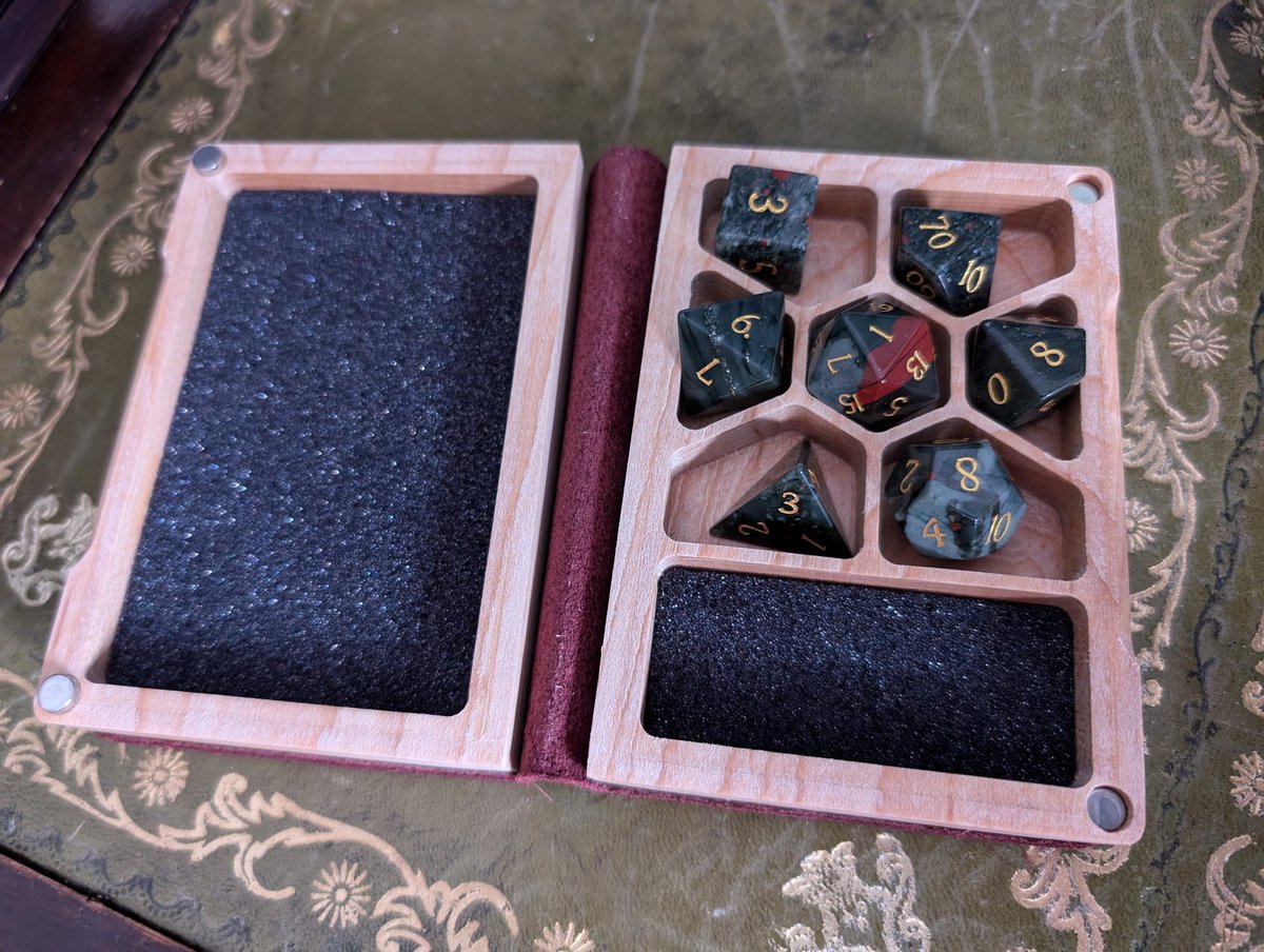 Got a new case from <a href="/ElderwoodBoxes/">Elderwood Academy 🎲📚</a> at Gencon.. compliments the dice perfectly!