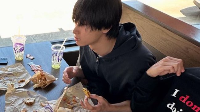 juricentral's tweet photo. this very specific vibe of juyeon is my favorite https://t.co/ijSD04kftX