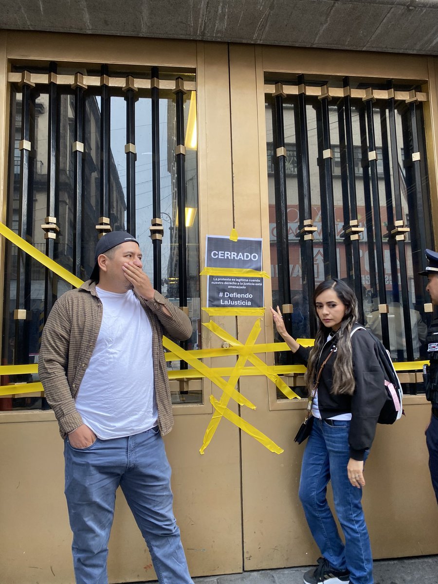 Juan_OrtizMX's tweet photo. 🗳️📌 "EL PODER JUDICIAL NO VA A CAER": TRABAJADORES DE LA SCJN EN PARO

Al grito de "¡El Poder Judicial no va a caer!" y "Somos los guardianas de tus garantías", trabajadores de la Suprema Corte de Justicia de la Nación (SCJN) han iniciado un paro de labores. 

Los accesos al edificio en el Zócalo fueron cerrados, y los empleados han informado que no permitirán la entrada de nadie. 

Esto podría impedir que los ministros sesionen este jueves, pero veremos.