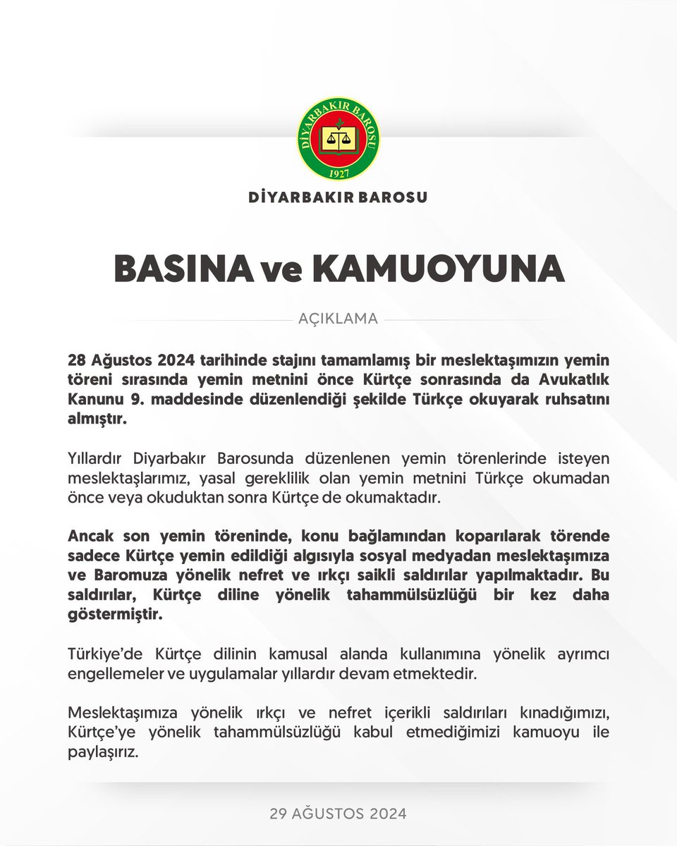 Meslektaşımızın ruhsat töreninde Türkçe yaptığı avukatlık yeminden önce aynı içeriği Kürtçe ifade etmesi üzerinden  başlatılan saldırıları ve Kürtçe’ye yönelik tahammülsüzlüğü kabul etmiyoruz.