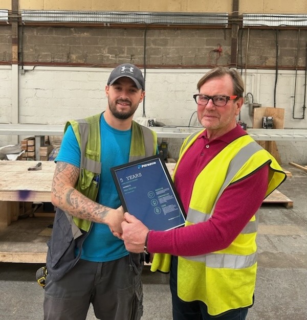 PitreavieGroup's tweet image. 🎉People make Pitreavie!🎉

Another celebration this week as our Group Managing Director, Stephen Heslop, presented a 5-year service award to Alex Murray. Alex is a Senior Crate Maker at our Aberdeen site and is an integral part of the team.
#PitreaviePeople #LengthofService