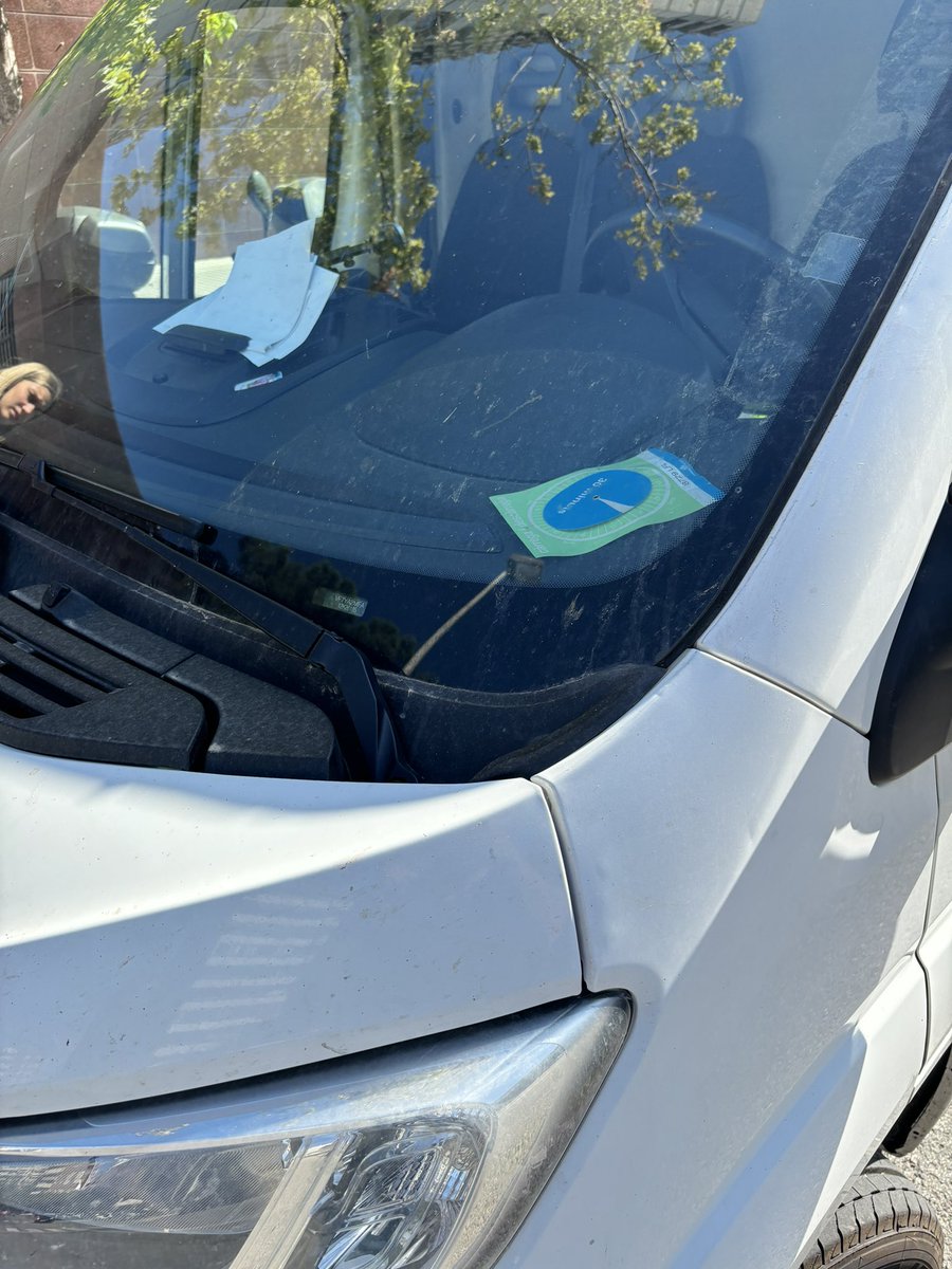 25 de juliol 17:00h. Estaciono en càrrega i descàrrega, ningú a la zona, no tinc bateria i decideixo posar el disc horari per indicar l’hora. I quan torno denúncia! Entenc la norma i segur aquest no él sentit. Puc posar recurs? <a href="/bcn_ajuntament/">Ajuntament de Barcelona</a>   <a href="/GUBBarcelona/">Guàrdia Urbana Barcelona</a>