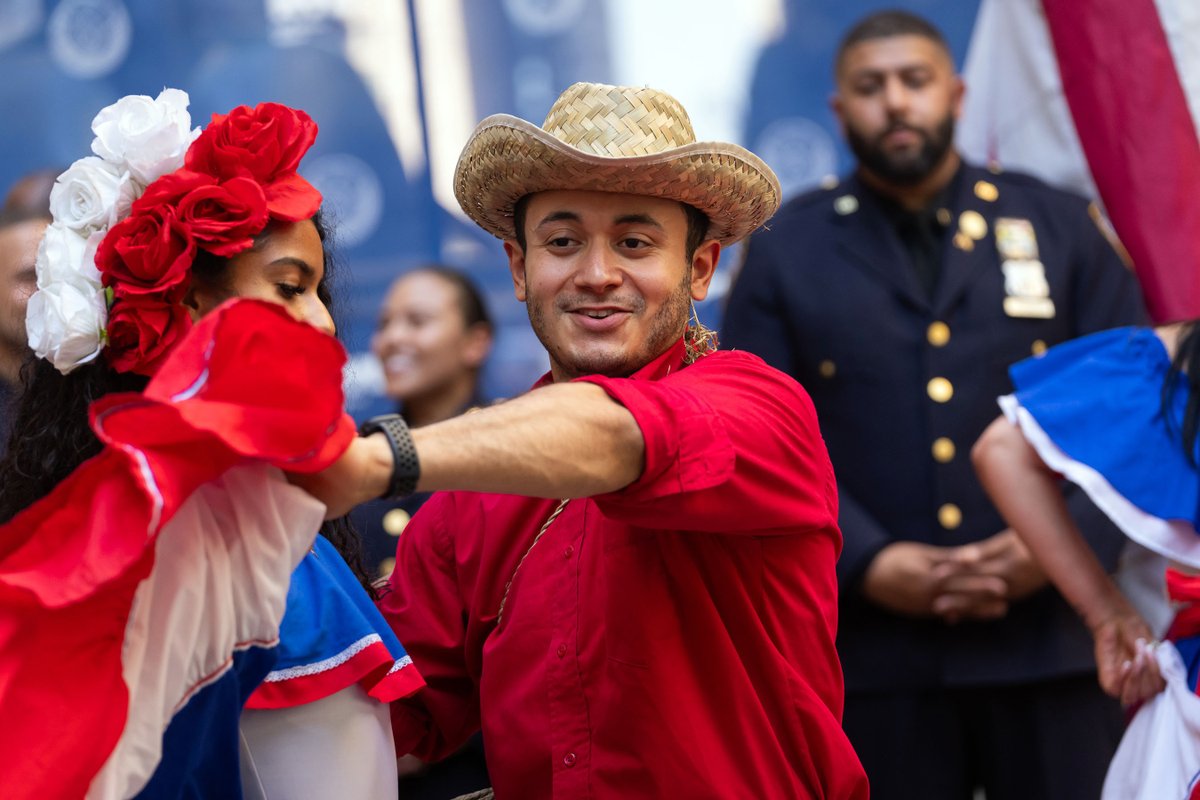NYCMayor's tweet image. New York City wouldn&apos;t be the city it is today without our Dominican community.

This week, we once again showed our unbreakable bond, raising the flag of these New Yorkers at Bowling Green. Proud to #GetStuffDone with them every day.