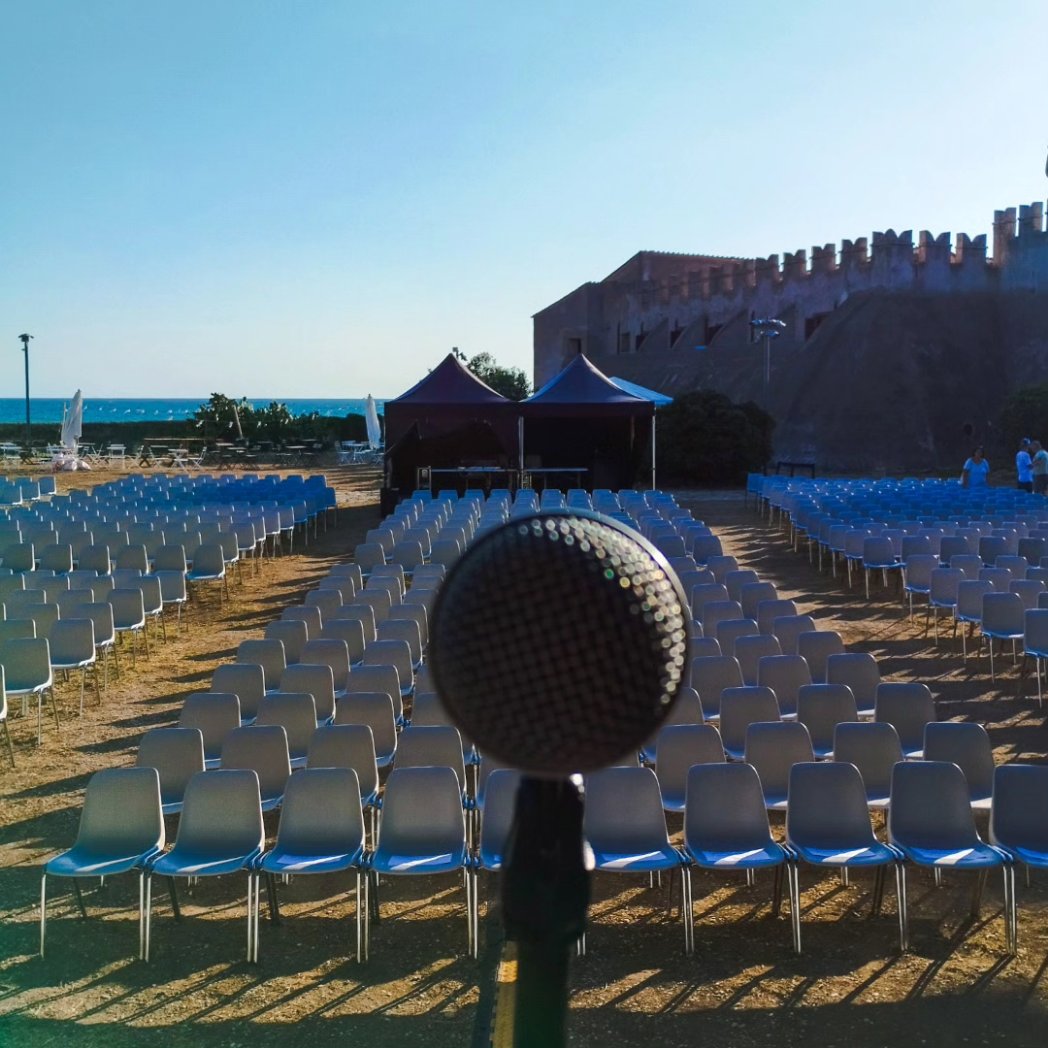 Anto_Capraro's tweet photo. Perspective changes...but magic is still the same! ♥️🔥 
@shure 🎤 
@Requeen_tribute 👑 
#singer #singers #vocalist #sing #onstage #shurepsm200 #shuresm58 #shuremicrophones #shure #live #livemusic #concert #musicians #concertphotography #requeentributeshow #queentribute #band https://t.co/HfUzzy7J4g