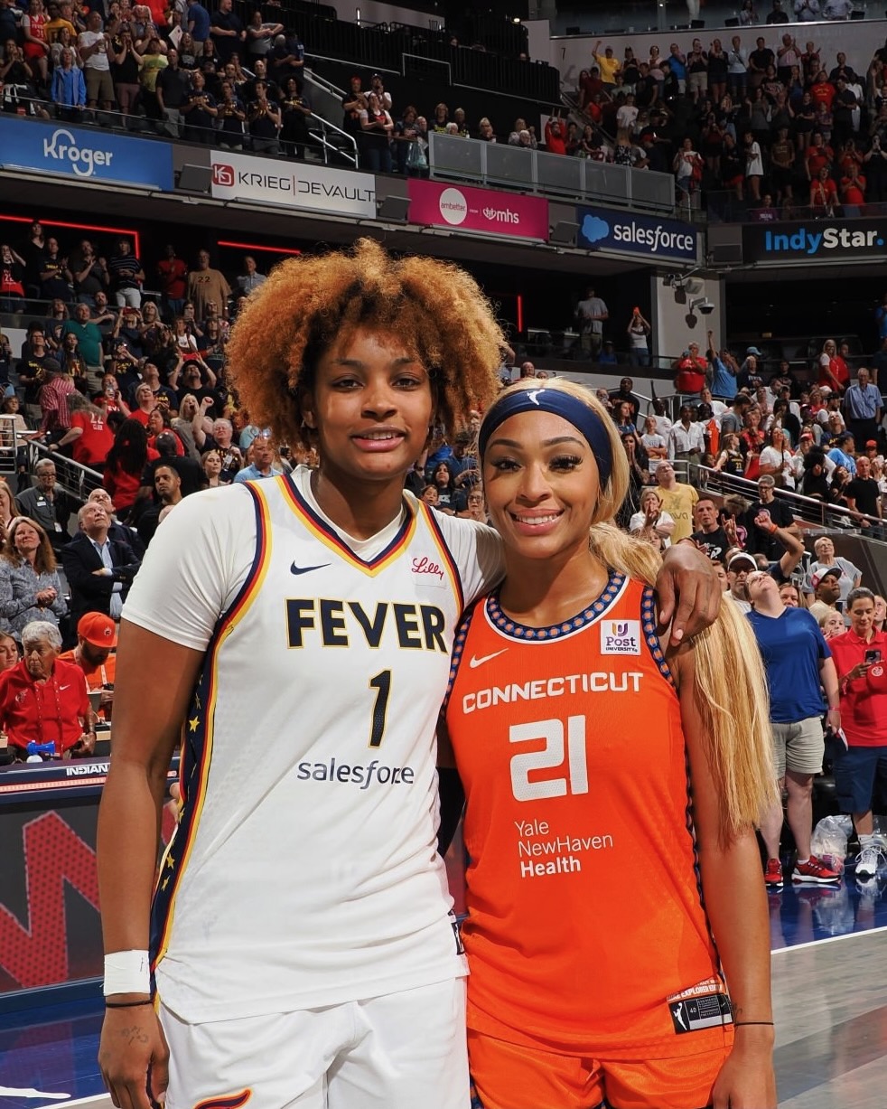 ʀᴏᴏᴋɪᴇ 👻 on X: "📸 NaLyssa Smith & Dijonai Carrington #WNBA #IndianaFever  #ConnecticutSun https://t.co/NNnSooa453" / X
