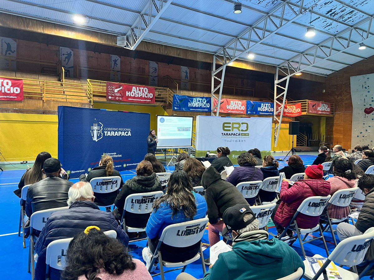 Gore_Tarapaca's tweet photo. #ParticipaciónCiudadana🗣️ 

Participación Ciudadana y COSOC del Gore realizaron taller “Estructura, Funcionamiento y Organización del @Gore_Tarapaca en el Gimnasio Techado de #AltoHospicio. Equipo #Diplad presentó diversos instrumentos de planificación de nuestra institución. https://t.co/tjFo1wd1SI