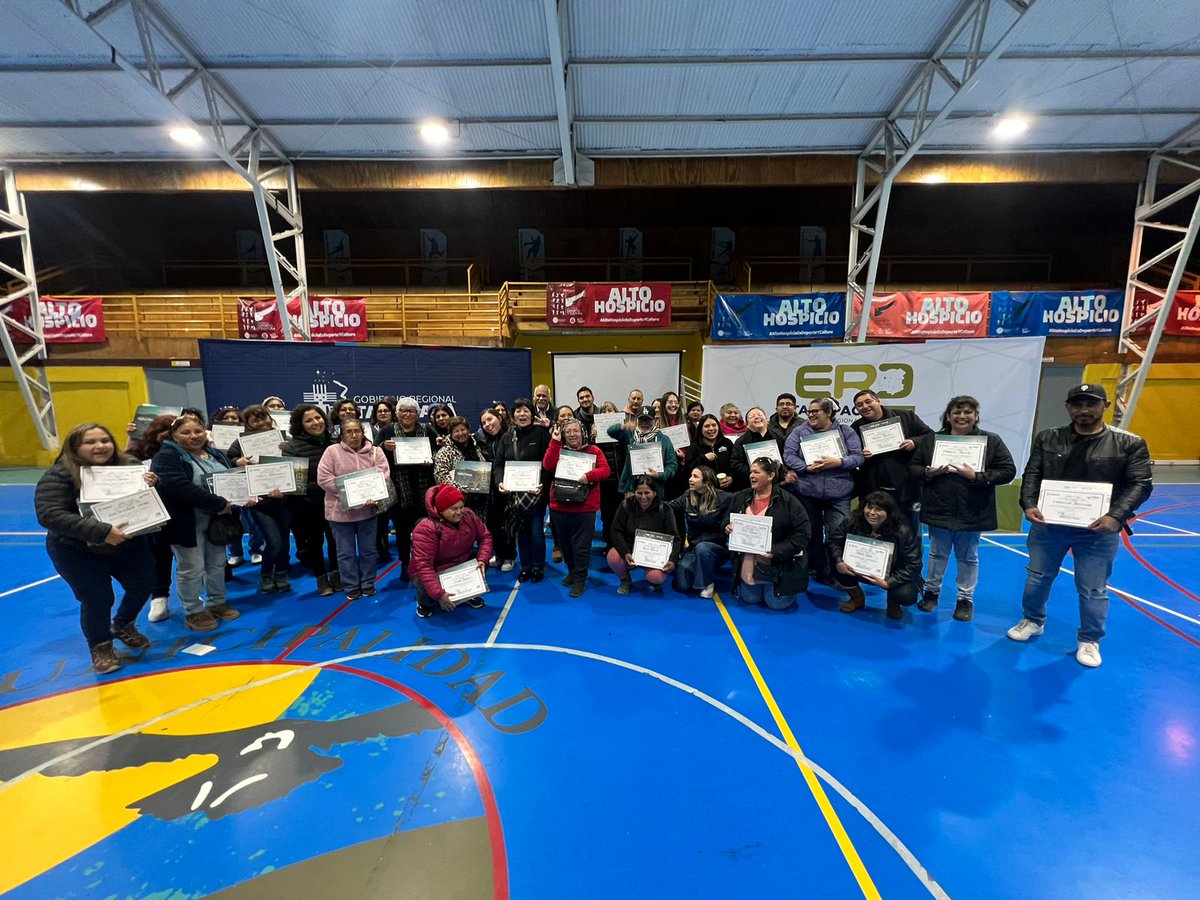 Gore_Tarapaca's tweet photo. #ParticipaciónCiudadana🗣️ 

Participación Ciudadana y COSOC del Gore realizaron taller “Estructura, Funcionamiento y Organización del @Gore_Tarapaca en el Gimnasio Techado de #AltoHospicio. Equipo #Diplad presentó diversos instrumentos de planificación de nuestra institución. https://t.co/tjFo1wd1SI