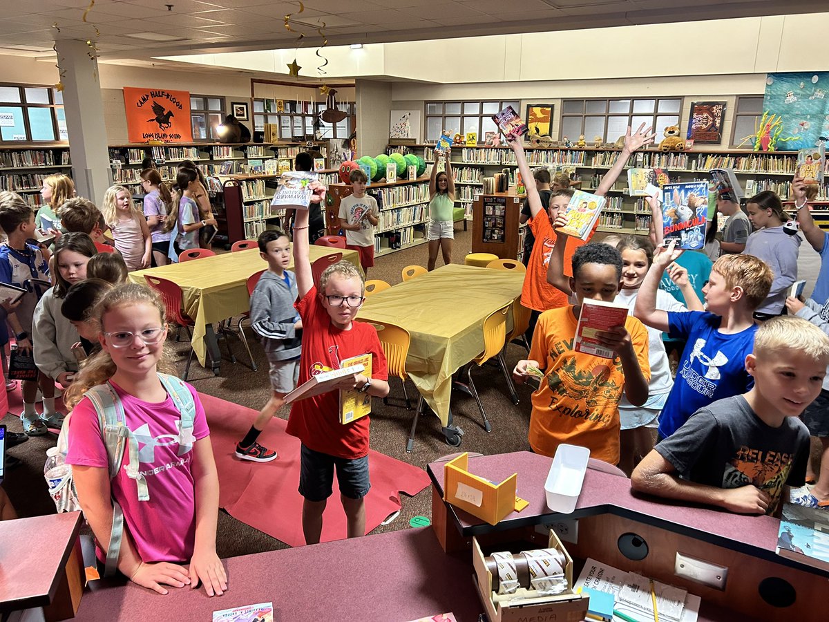 🎉I can’t think of a better way to start the day than with a book 📚 celebration 🥳 <a href="/wheeler_mps/">Wheeler Elementary</a> ! <a href="/TimmonsMiss/">Miss Bailey Timmons</a> <a href="/pedersencarly/">Carly Beresh</a>