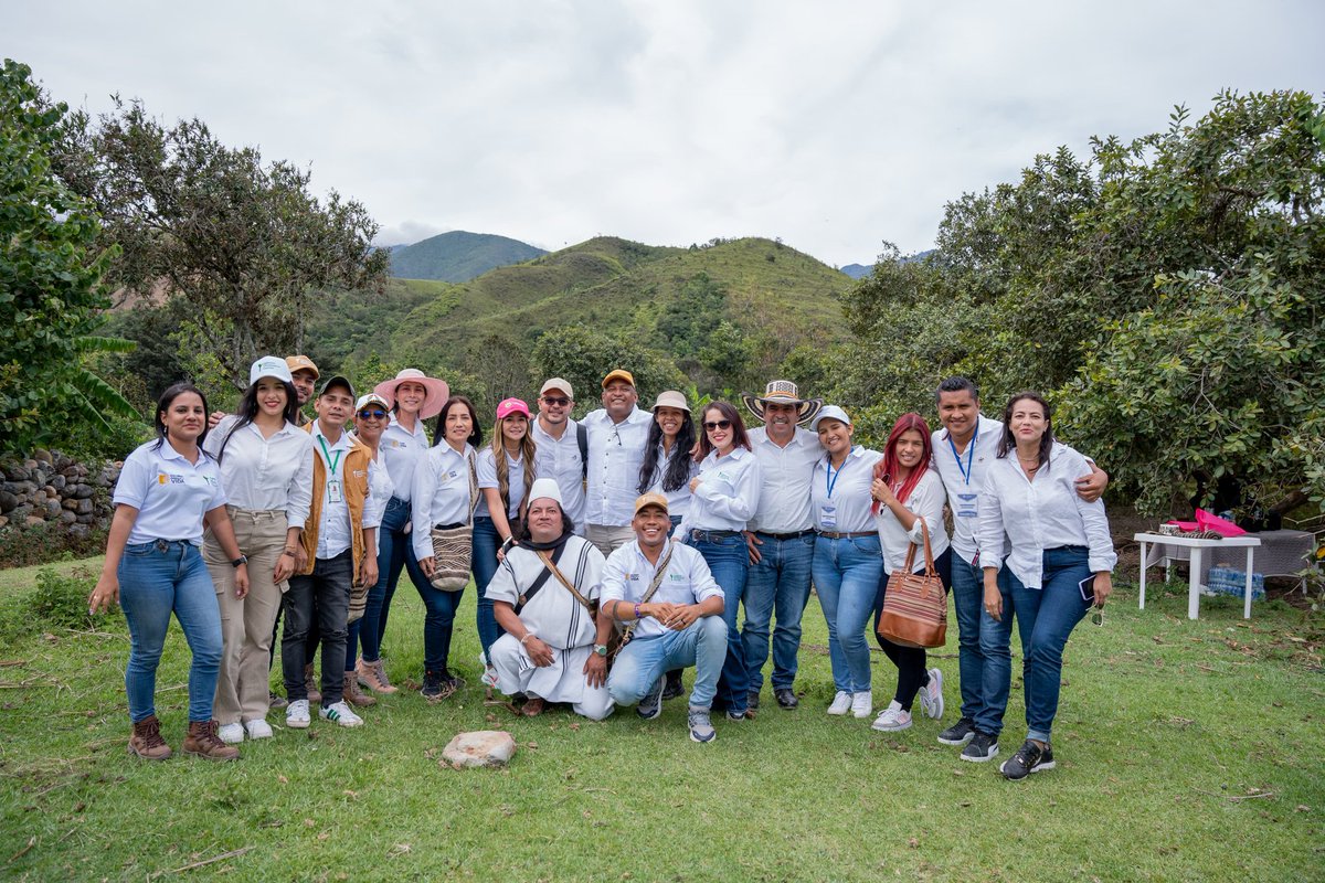 MtzDeimer's tweet photo. Con el director nacional de la ANT @harmanfelipe y nuestra asesora del director nacional @AlexandraPinor en la visita del @petrogustavo al pueblo d #nabusimake Personas q están poniendo el alma para que la reforma agraria sea un éxito en nuestro país y el departamento. https://t.co/VB0FqhrlGi
