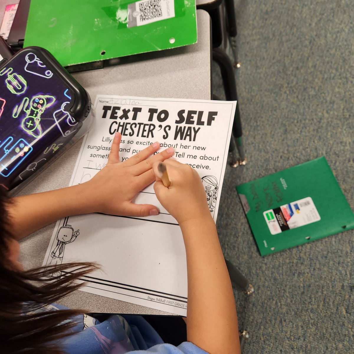 suzteaches98's tweet photo. Today, my firsties were doing a reader's response activity, making a text to self connection to Lily from the book Chester's Way by Kevin Henkes. #genoaowls @pisdesela #PISDLAChat #readersresponse #kevinhenkes https://t.co/or88MStoTD