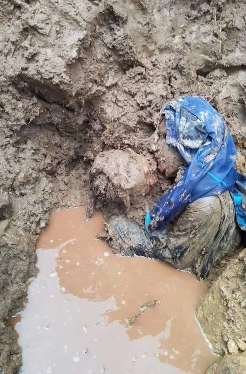 الامومه في صوره
وجدوها تحت التراب وطفلها في حضنها
#ملحان_منكوبة
#ملحان_المحويت 
#ملحان_تستغيث 
#ملحان