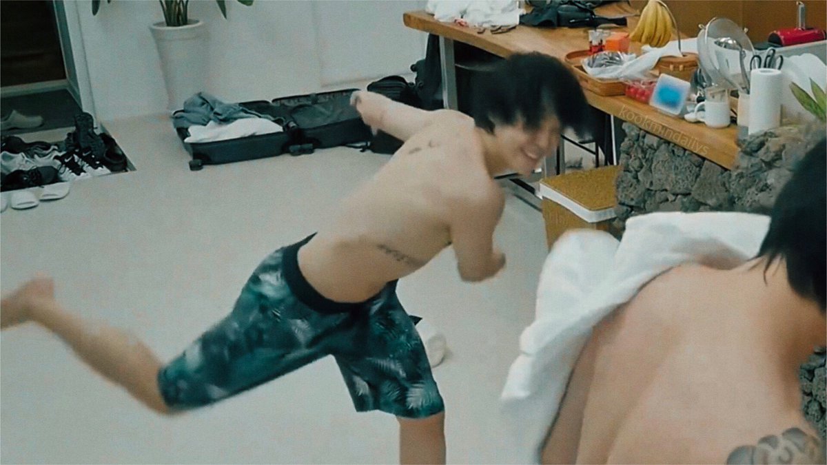 kookmindailys's tweet photo. jikook are so chaotic https://t.co/dTQKP966J5