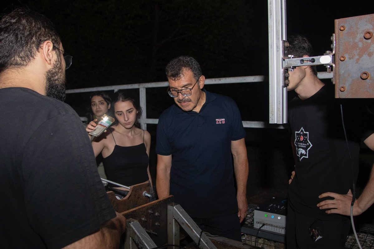 ProfHasanMandal's tweet photo. 🌝🐝 Çalışkan Arılarla Gece Mesaisi! 

Dün gece KKTC dönüşü ayağımızın tozuyla İTÜ ZES Güneş Arabası ekibimizin 24 saatlik devamlılık testi sürüşüne ve Pars Roket Takımımızın sıcak akış testine katılma fırsatını yakaladım.

İTÜ ZES Güneş Arabası Takımımız, güneş enerjisiyle çalışan bu harika aracıyla hem teknolojiyi hem de sürdürülebilirliği bir adım daha ileri taşıyor. Bu zorlu test, ekibin ne kadar azimli ve yetenekli olduğunu bir kez daha gözler önüne serdi.

@Parsroket Takımımız ile gerçekleştirdiğimiz sıcak akış testi de teknoloji ve mühendislik alanındaki heyecan verici bir adımı daha ortaya koydu. Bu kapsamlı test süreci, roket sistemlerinin performansını ve güvenilirliğini değerlendirmek amacıyla titizlikle yürütülüyor.

Gençlerimizin bu tür yenilikçi projelerdeki çabaları gerçekten takdire şayan. Her bir öğrencimizi yürekten kutluyorum. Biz de onlara olan desteğimizi her fırsatta göstereceğiz. Geleceğin teknolojilerine katkıda bulunma yolunda attıkları her adım, bizim için büyük bir gurur kaynağı.

Yolunuz ve bahtınız açık olsun gençler!

Bilimin ı��ığında, araştırmaya ve öğrenmeye devam ederek geleceği hep birlikte dönüştüreceğiz! @itu1773 @itusolarcar #ITU1773