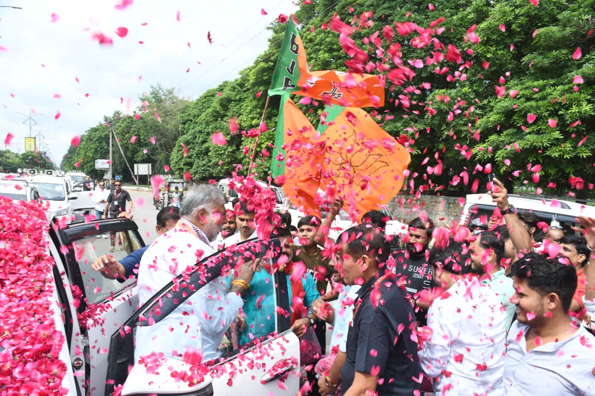आज प्रभार जिला भिंड पहुंचने पर जिले की सीमा पर पार्टी पदाधिकारियों व कार्यकर्ताओं ने उत्साह से स्वागत किया।
आप सभी के प्रेम और अपनत्व के लिए हृदय से आभार व्यक्त करता हूं।
<a href="/BJP4MP/">BJP Madhya Pradesh</a> <a href="/BJP4Bhind2/">BJP Bhind District</a> <a href="/RakeshshuklaMLA/">Rakesh shukla ( मोदी का परिवार )</a> <a href="/DevendraSinghMP/">Devendra Singh Narwariya</a>