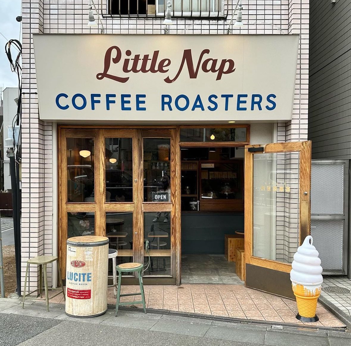 19930210_'s tweet photo. 代々木公園のLittle Nap COFFEE ROASTERSってコーヒーはもちろん何食べても美味しいんだけど、バナナブレッド食べてほしい。なんかめちゃくちゃ美味しい。しっとりしてるのに上の方カリカリ、見た目映えないから適当に撮ってしまった(笑) レモンケーキも美味しかった🍋 https://t.co/ZhXWInYdsf
