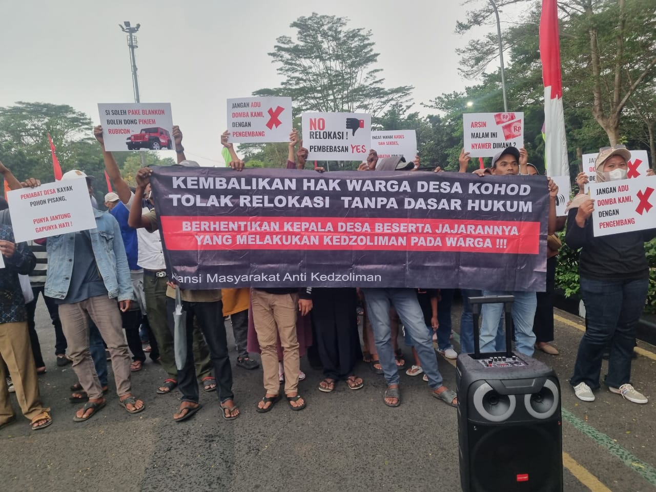 Muhammad Said Didu on X: "Rakyat Pantai Utara Tangerang (Kohod, Mauk,  Kronjo, Tanjung Pasir dll) yg terdampak lokasi PSN PIK-2 sudah mulai berani  keluar menutut keadilan. Rakyat desa Kohod demo di depan