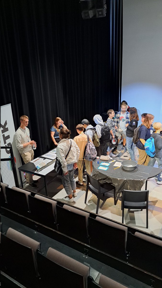 jyrhamal's tweet photo. Varma hitti #Itämeripäivä yleisötapahtumissa! Pitkä sedimenttinäyte merenpohjasta, josta nähtävissä tuhansia vuosia #Itämeri historiaa. @GTK_FI geologit Satu ja Antti kertovat, mitä sedimentin perusteella voidaan päätellä.  #Merigeologia #Biodiversea @VELMUohjelma https://t.co/PSS0dzw6dC