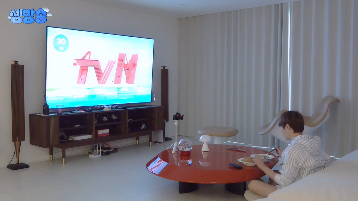 근데 성운이 집 진짜 깔끔하고 인테리어 소품 다 너무 이뻐