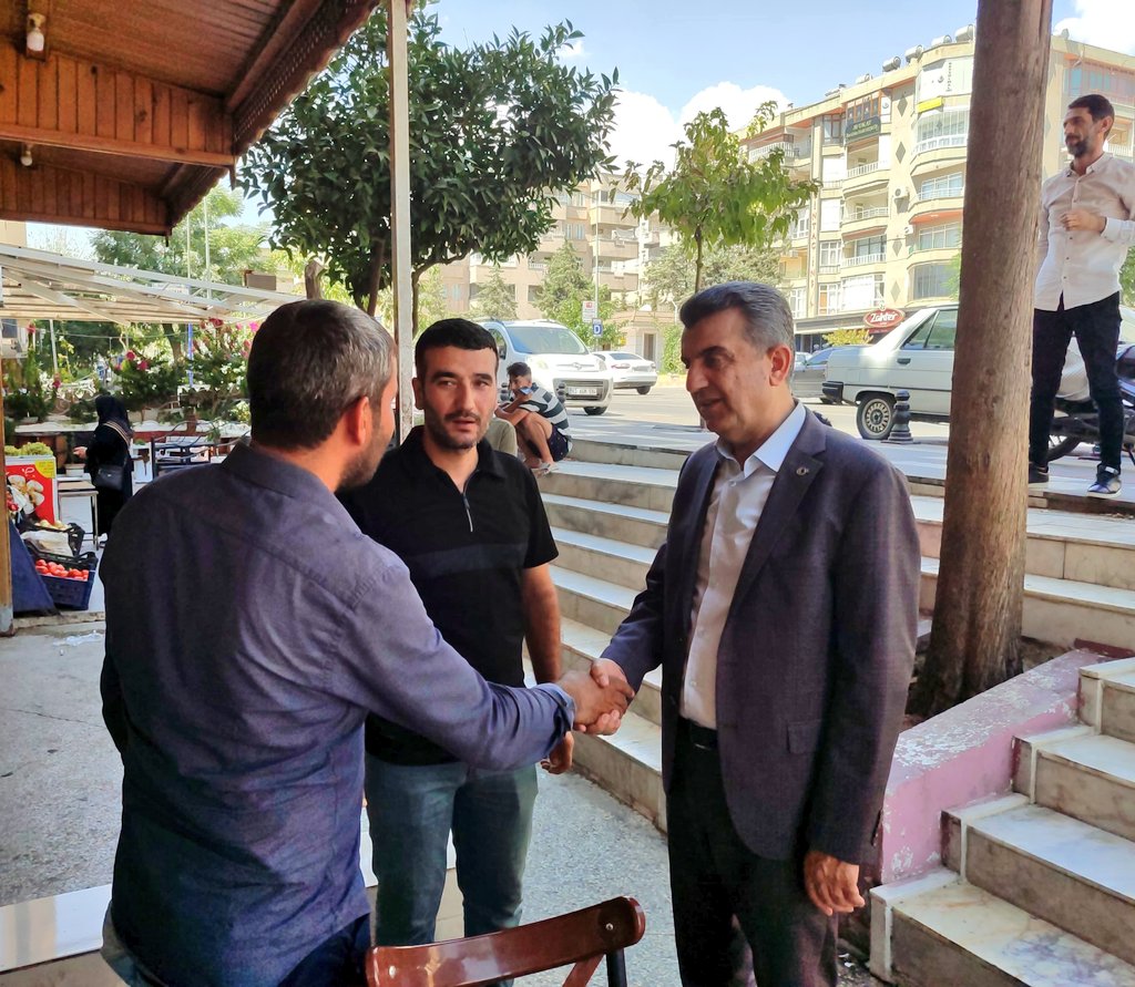 akpartiurfa's tweet photo. 📍Emniyet Caddesinde Esnaflarımızlayız.

1/ İl Başkanımız @milhamigunbegi ile birlikte ekonomimizin bel kemiği olan esnaflarımızı ziyaret ettik, hal hatırlarını sorduk, sohbet ettik. Bizleri sevgi, muhabbetle ve güler güzle karşılayan esnaflarımıza teşekkür ederiz.
@erkankandemir https://t.co/96otX9QKlT