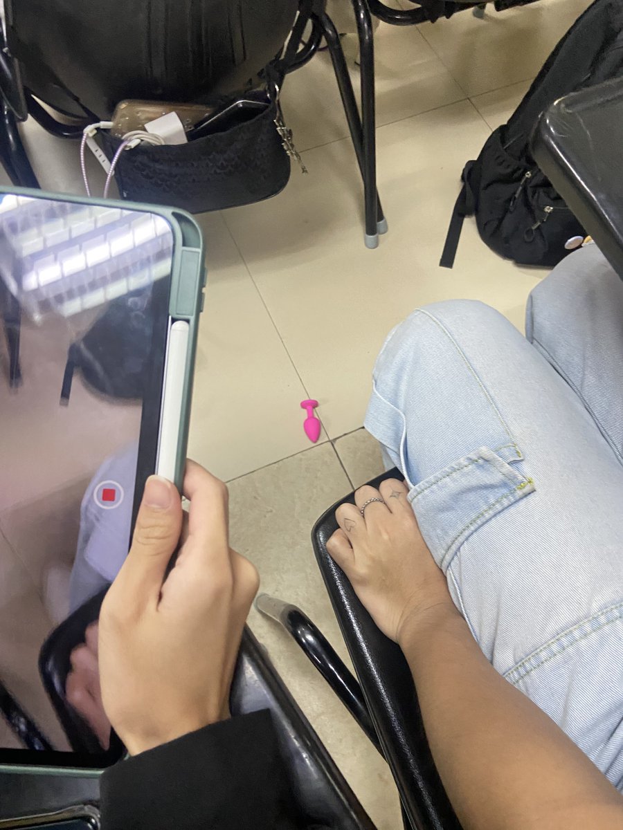 sacredmmoon's tweet image. may nakahulog !