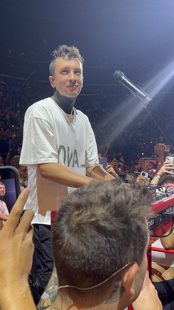 J_Menichiello's tweet photo. tysm for the mems @twentyonepilots @tylerrjoseph @joshuadun 🖤💛❤️
#ClancyLA2 #ClancyLA 

P.S. plz add pet cheetah to the setlist https://t.co/6QqFzPjKRi