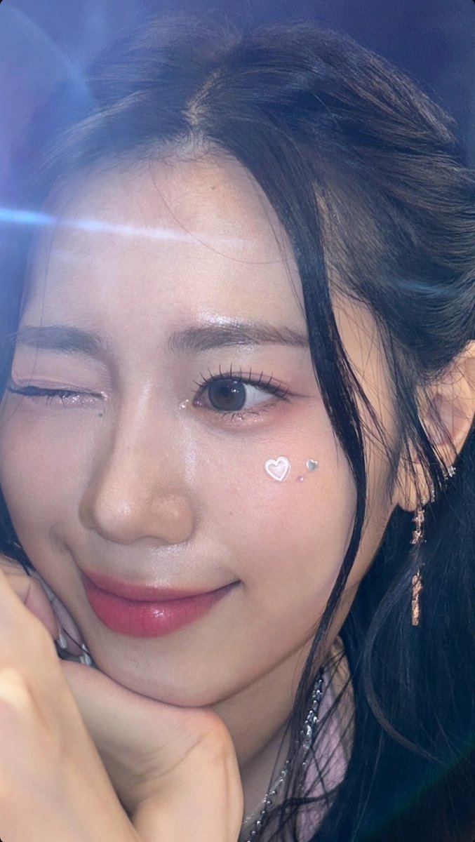 ILY1_FR's tweet photo. 📲 ›  #ELVA a posté une nouvelle story sur son compte personnel instagram (ew_0505)

╰  #ILY1 #아일리원 #illang_Firework @FCENM_ILY1  ╯ https://t.co/YYMSNQoI04