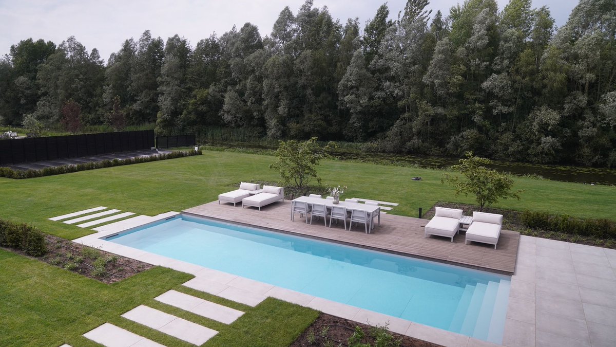 Dit voorjaar startten we met het uitzetten van de contouren volgens de ontwerptekening en verwerkten we machinaal/handmatig #leidingwerk, #tuinberegening &amp; #verlichting. Door ruim 1200m2 aan #graszoden te leveren &amp; leggen, kleurde de #tuin groen.