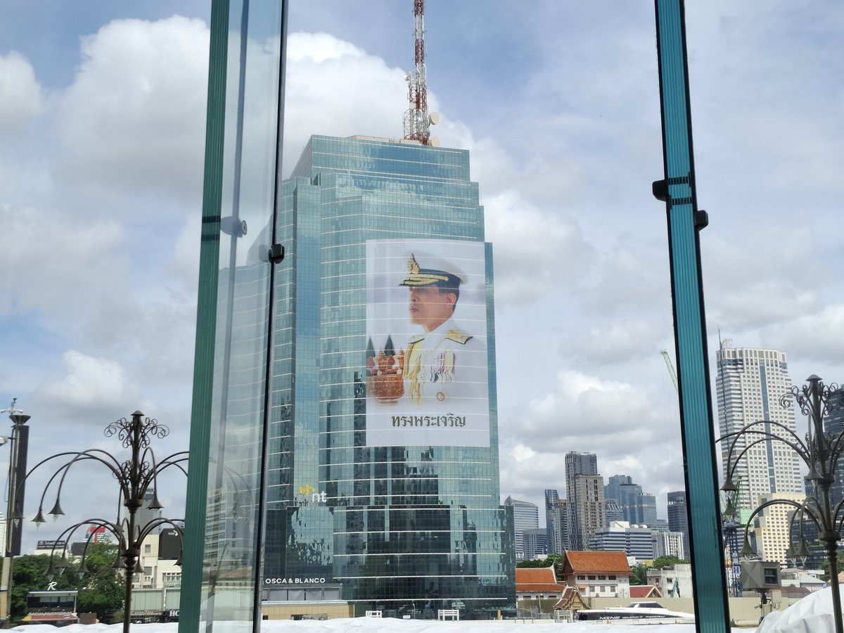 KhaosodEnglish's tweet photo. For some, bigger is better. Here at NT Building on the eastern bank of the Chao Phraya River in Bangkok's Bang Rak district, the sticker with the image of the King and the message "Long Live the King" occupies 13 floors in height. (Photo: @PravitR) #Thailand #Bangkok #King #RamaX https://t.co/pX1lCW3HWw