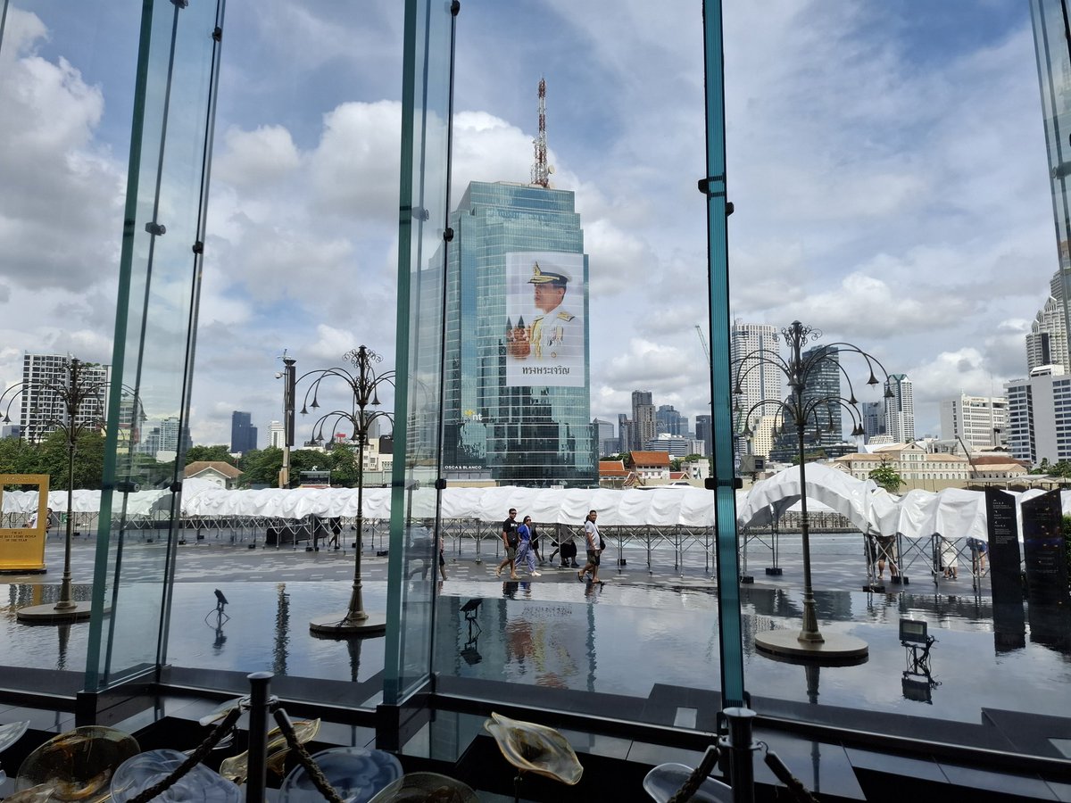 KhaosodEnglish's tweet photo. For some, bigger is better. Here at NT Building on the eastern bank of the Chao Phraya River in Bangkok's Bang Rak district, the sticker with the image of the King and the message "Long Live the King" occupies 13 floors in height. (Photo: @PravitR) #Thailand #Bangkok #King #RamaX https://t.co/pX1lCW3HWw