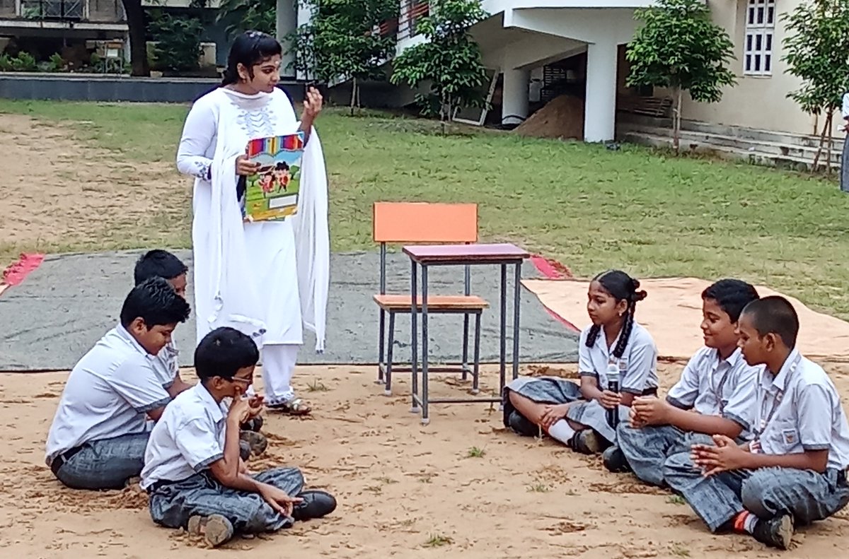 SubhaNiketan's tweet photo. ఎందరో మహానుభావుల నిర్విరామ కృషి, వారి అకుంఠత దీక్ష. వారిలో ముఖ్యులు తెలుగుభాషకు పుత్తడి తొడుగును తొడిగిన శ్రీ గిడుగు రామమూర్తి పంతులుగారు. ఈయన జన్మదినమైన  ఆగష్టు 29న తెలుగు భాషా దినోత్సవంగా జరుపుకుంటాము. ఈరోజు శుభానికేతన్ లో తెలుగు తెలుగుభాషాదినోత్సవం అత్యంత ఘనంగా జరిగింది. https://t.co/8l2fy95BaQ