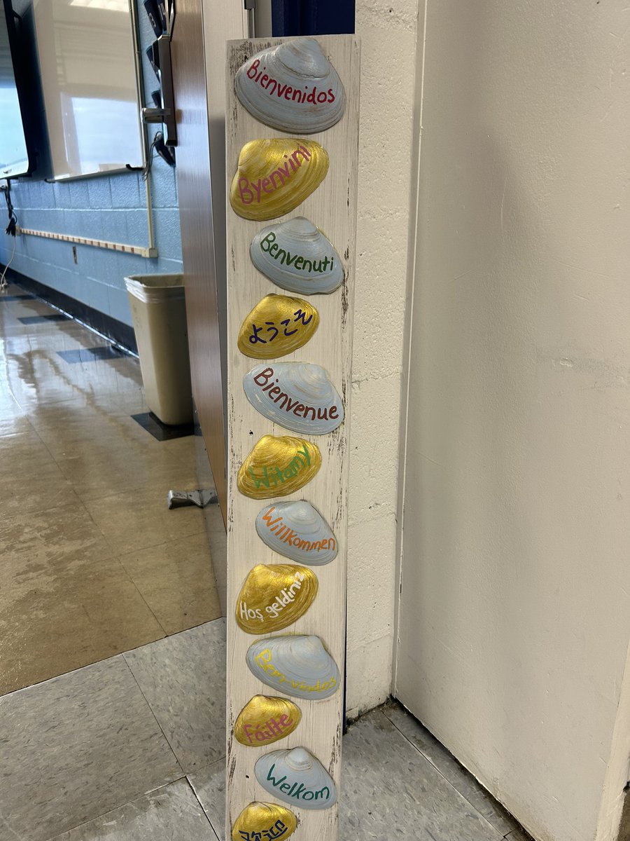 Looks like those summer beach days paid off☀️🤣 love the way my seashell 🐚 welcome signs came out! Can’t wait to welcome all of my new students to our classroom and for Year 6 as a Bulldog! 💙🤍