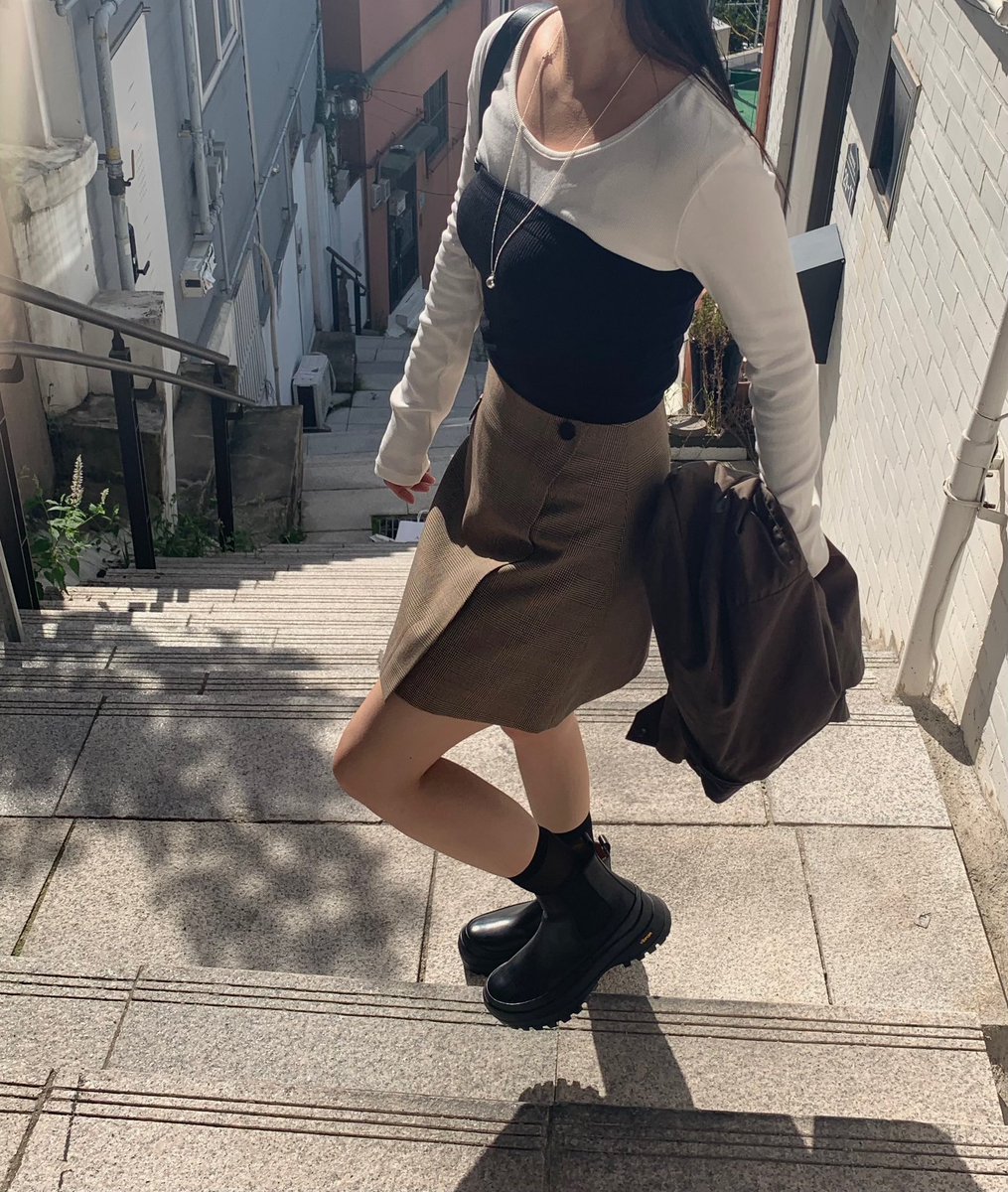 lemon____butter's tweet photo. 1만보 걸어도 끄떡없지 내 부츠 ... 👢🖤🕶️ https://t.co/QOjsxMB5mz
