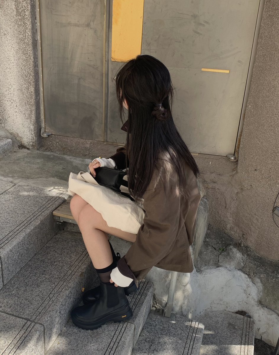 lemon____butter's tweet photo. 1만보 걸어도 끄떡없지 내 부츠 ... 👢🖤🕶️ https://t.co/QOjsxMB5mz