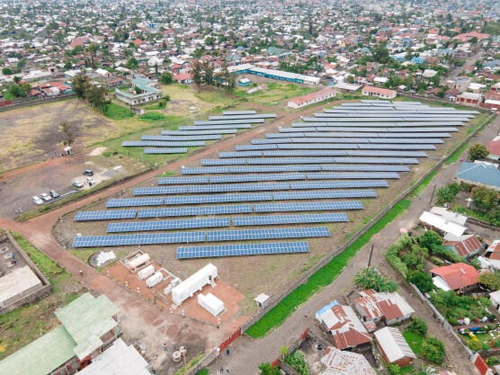 Deux jeunes gens, Archip Lobo et Jonathan Shaw, montrent que l'espoir est encore possible en RDC. En lançant #Nuru, une entreprise pionnière, ils ont réussi à fournir de l'électricité solaire à 3 000 clients à Goma ! 

En RDC seulement 20 % des 96 millions d'habitants ont accès à