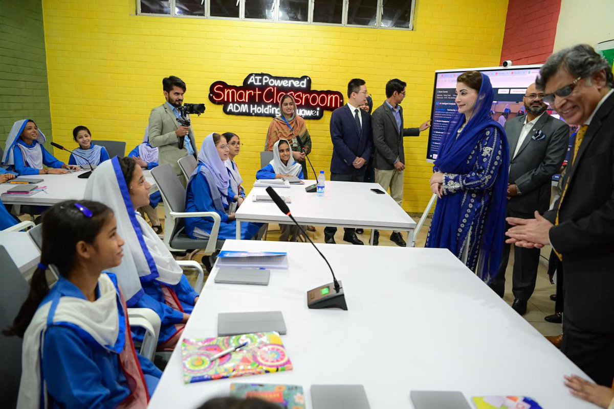 Malaika7426's tweet image. ایک اور وعدہ پورا ❤
#SmartClassrooms