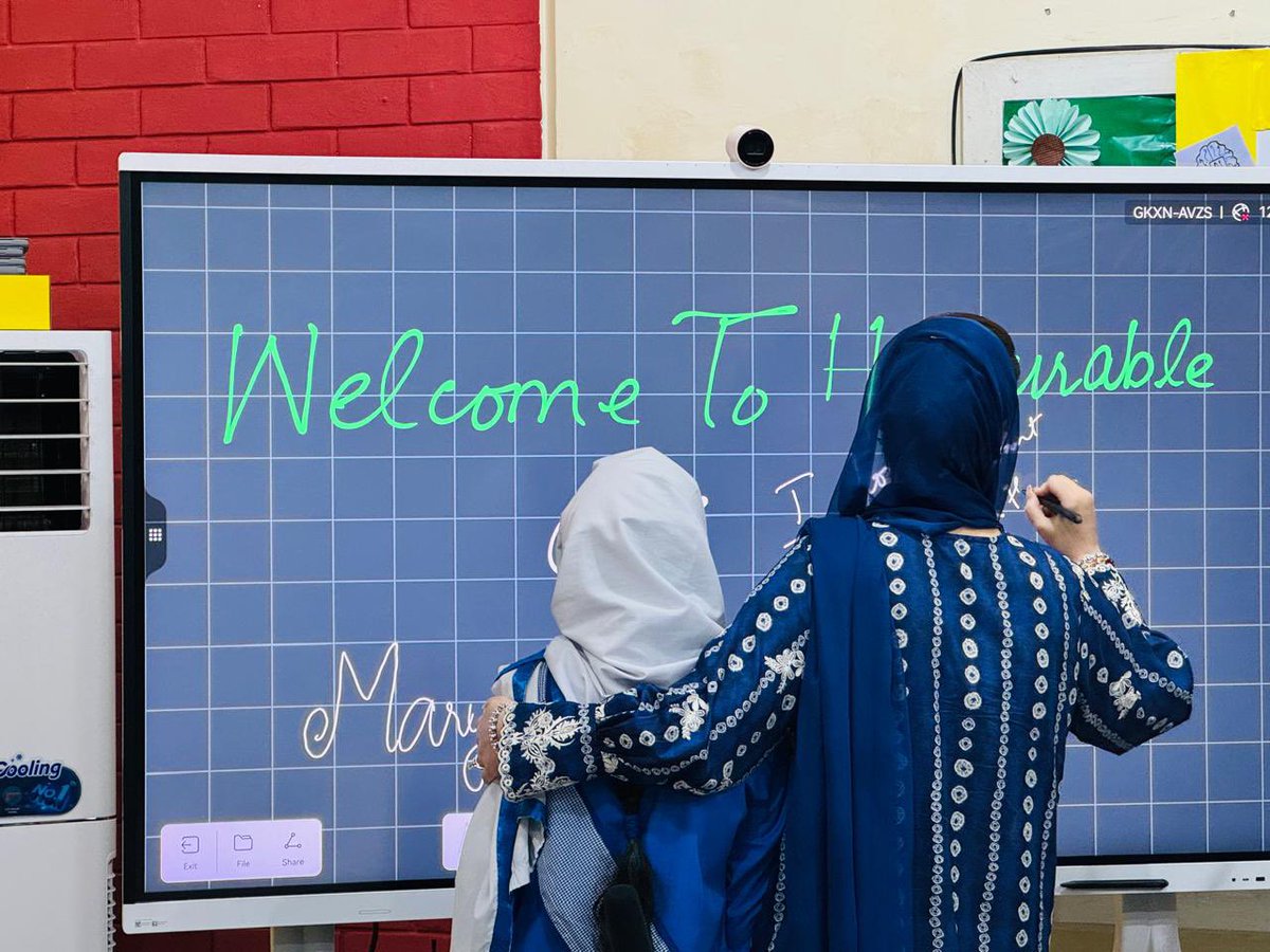 Malaika7426's tweet image. ایک اور وعدہ پورا ❤
#SmartClassrooms