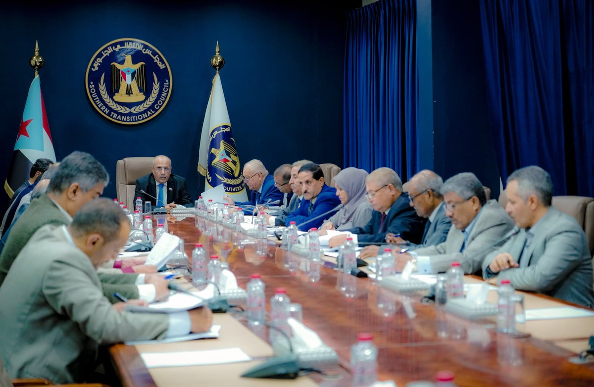 STCSouthArabia's tweet photo. هيئة الرئاسة تثمّن المواقف الوطنية لأبناء أبين وتدعو أبناء حضرموت لدعم جهود لجنة التواصل
https://t.co/7e6iyDqlO5 https://t.co/6Jf997ZHJE