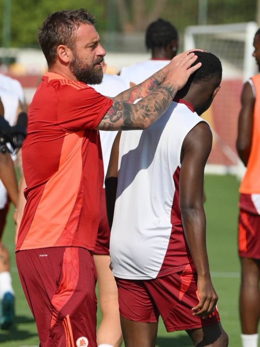 I'm working on an article for new #ASRoma signing Saud Abdulhamid - please send me any interesting info you know and fun facts 🇸🇦

أنا أعمل على مقال لتوقيع #ASRoma الجديد سعود عبد الحميد - من فضلك أرسل لي أي معلومات مثيرة للاهتمام تعرفها وحقائق ممتعة