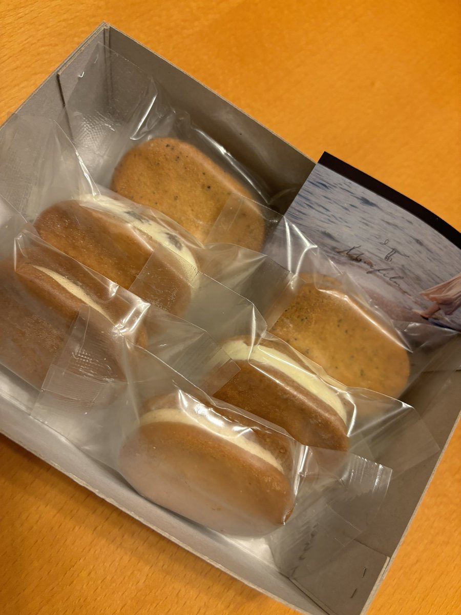 NoirnyanNyan's tweet photo. 娘が仕事で関わって知った店
美味しそうと思い、ネット注文して今日到着!
ひと晩冷蔵庫で解凍すると美味しくいただけるとあったのでお楽しみは明日💕
これまでオンライン専門の店だったそうだけど、先日、実店舗がオープンしたので次は行ってみたい!
#minifilm #バターサンド https://t.co/6I5AuTvor8