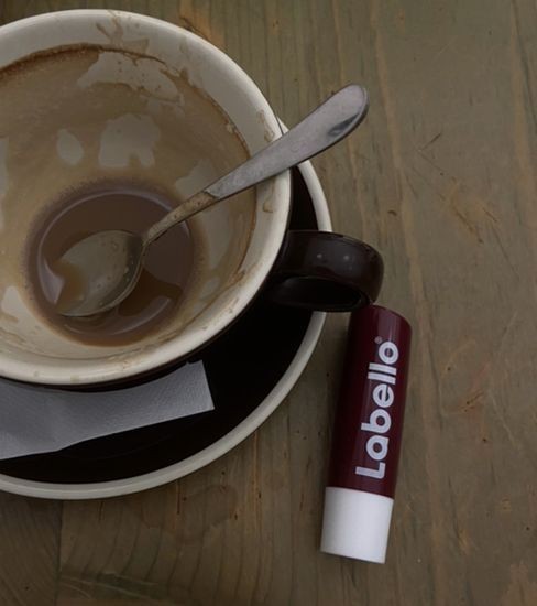 Il modo in cui viene puntualmente a piovere quando decido stranamente di fare due passi è assurdo, ma almeno il caffè è stato preso 

(è un mikado non una sigaretta giuro)