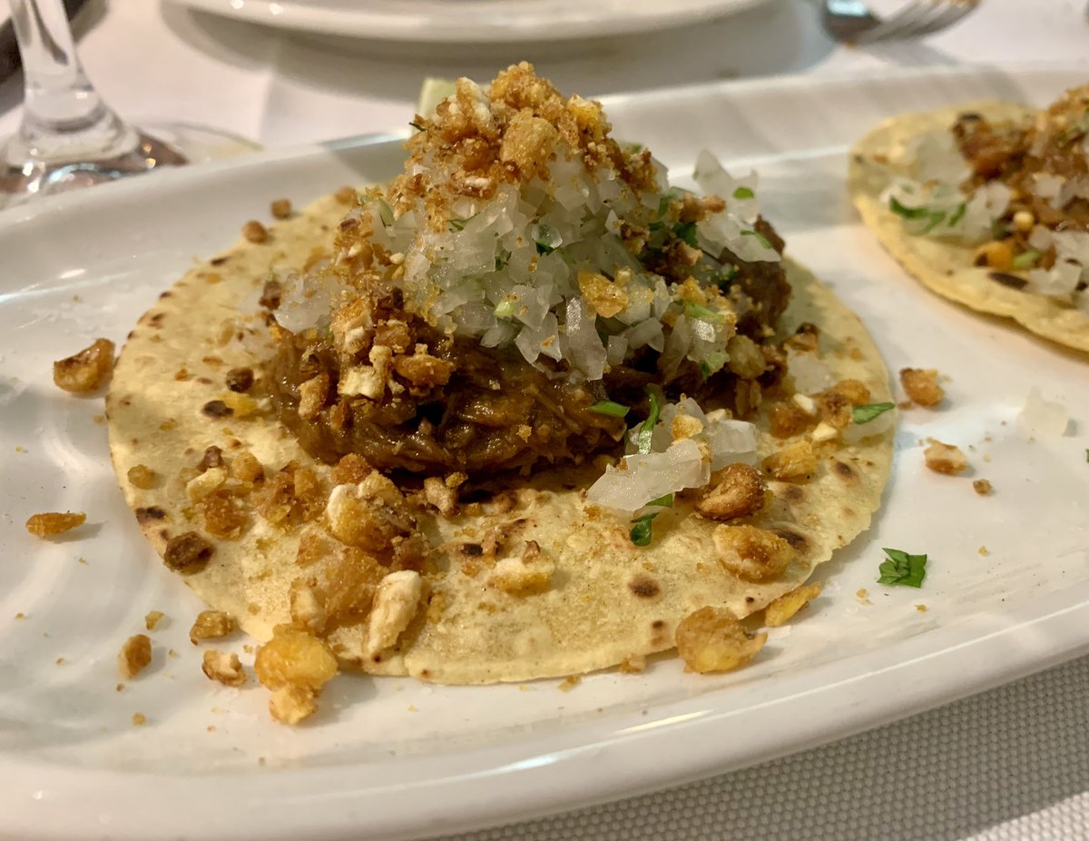 Anoche había tanta gente en <a href="/TreZerestaurant/">TrezeRestaurante&Bar</a> como en el Metropolitano. Hasta la bandera.

Y los zagales de <a href="/SanzSaul/">Saúl Sanz</a> lo hicieron mucho mejor que los mozos de Simeone.

Ensalada de tomate y ventresca, tortilla vaga con cocochas de bacalao, parpatana de atún, y taco de pichón.