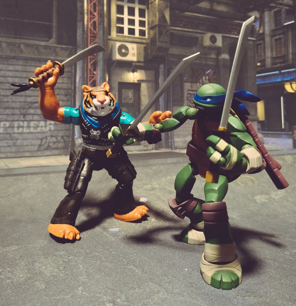 🐢【TMNT(タートルズ)レオナルドvsタイガークロー】⚔️ 🐯LEONARD vs