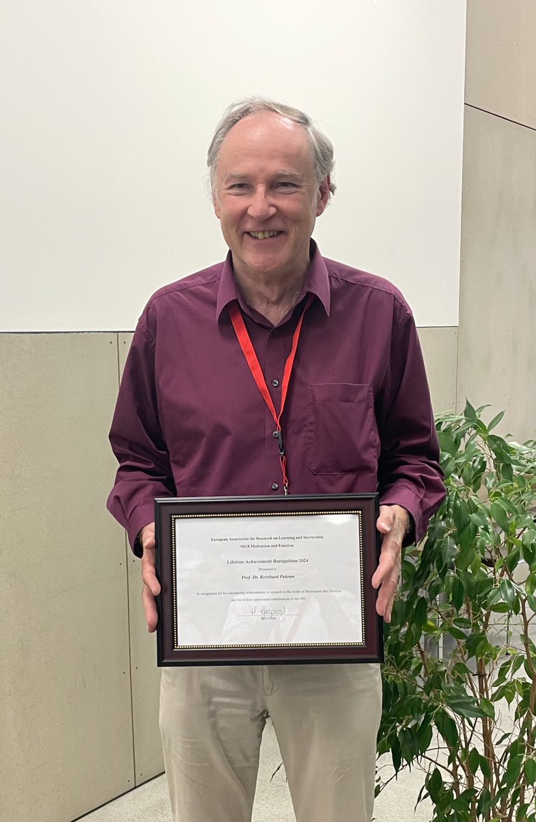 Congratulations to Reinhard Pekrun who is the recipient of the #Lifetime #Achievement #Award of the SIG8!🥇👏🏼👏🏼👏🏼 

„It means a lot to me because the SIG8 is my home.“ (Reinhard Pekrun)