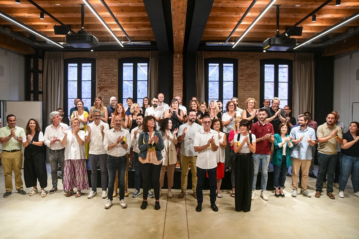 Amb una gran il·lusió avui hem presentat la candidatura al congrés d’ERC: per una Nova Esquerra Nacional!

Tenim projecte pel país i pel partit, i un equipàs immens per dur-lo a terme, però oberts a sumar qui comparteixi els valors i les idees que defensem 👇

#NovaEN #Esperança