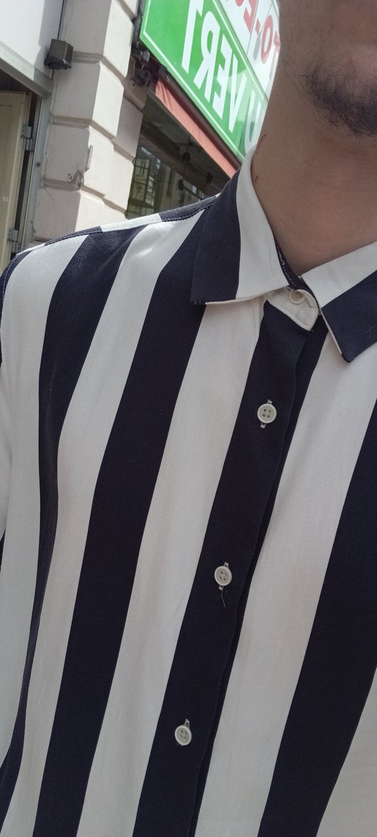 Y a un SDF qui vient de se foutre de ma gueule en gueulant "EH monsieur l'arbitre" avant d'exploser de rire 

(Ps je porte ça)