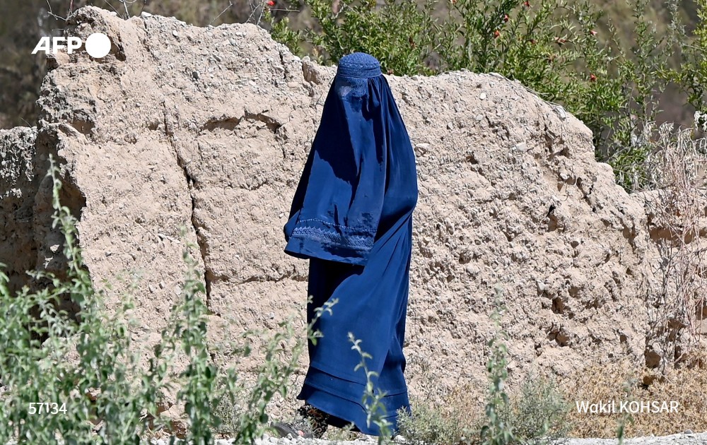 Des Afghanes défient les talibans après la promulgation d'une loi liberticide  u.afp.com/5LWH #AFP photo <a href="/WKohsar/">wakil.kohsar@gmail.com</a>