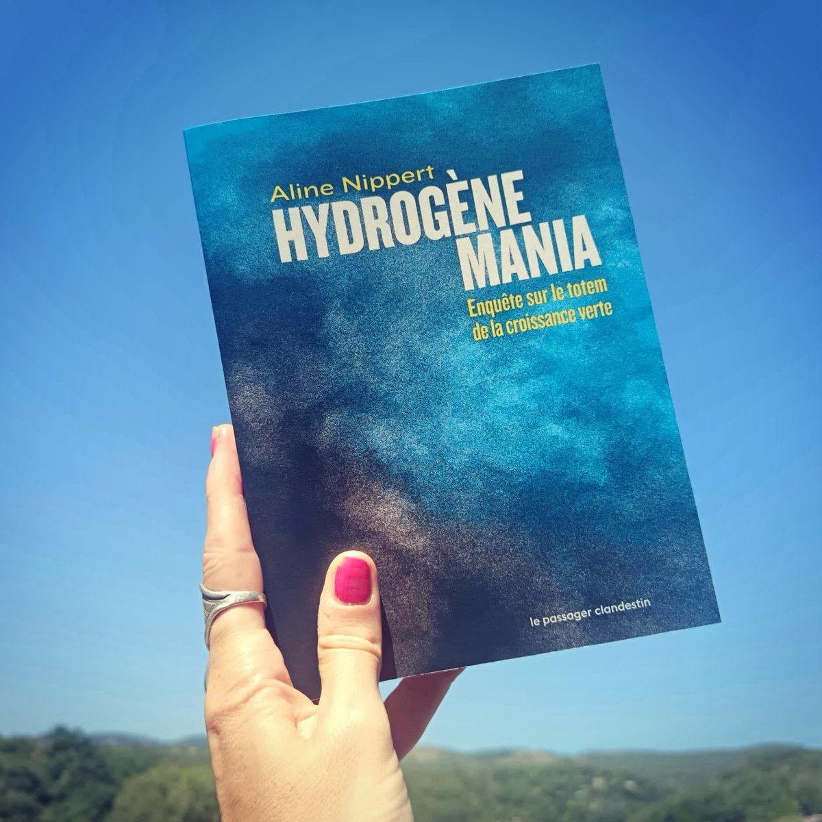 [NOUVEAUTÉ] Dès demain dans toutes les bonnes #librairies, une  enquête solide et accablante sur le boom de l'hydrogène et sur l'impasse dans laquelle nous entraîne la croissante verte. Ça s'appelle "HYDROGENE MANIA".
